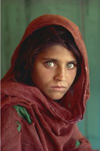 Foto do Fotógrafo Steve McCurry - Menina capa national geographic